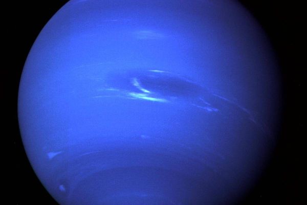 Azul pálido, azul profundo: como Urano e Netuno obtêm suas...